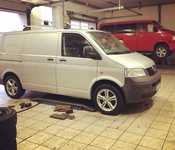 VW T5 jsme obuli na Alu kolo 7.5x17" ET34, 5x120x65 a Nexen Winguard Sport 235/55 R17 103V XL