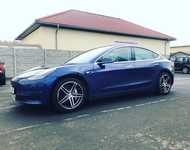 TESLA MODEL 3 jsme obuli na Alu kolo MOTEC 8.5x18“ 5x114.3x64 ET40 a Pirelli Winter SottoZero III 235/45 R18 98V XL