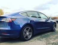 TESLA MODEL 3 jsme obuli na Alu kolo MOTEC 8.5x18“ 5x114.3x64 ET40 a Pirelli Winter SottoZero III 235/45 R18 98V XL