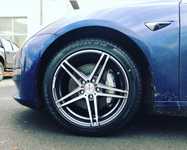 TESLA MODEL 3 jsme obuli na Alu kolo MOTEC 8.5x18“ 5x114.3x64 ET40 a Pirelli Winter SottoZero III 235/45 R18 98V XL