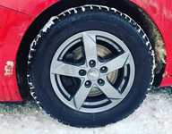 HYUNDAI I30 jsme obuli na Alu kolo RIAL 6x15" ET46, 5x114.3x67 a Starmaxx IceGripper W850 195/65 R15 91H